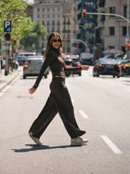 4F Spodnie z szerokimi nogawkami damskie 4F x Anna Lewandowska - brązowe XL. Brązowe spodnie dresowe damskie 4F, bez wzorów, z dresówki, biznesowe. Za 189.99 zł.