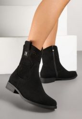 Czarne Botki w Stylu Kowbojek z Ażurowymi Wycięciami Efadriana. Czarne botki damskie Born2be, w ażurowe wzory, bez obcasa, na płaskiej podeszwie, bez zapięcia. Za 109.99 zł.