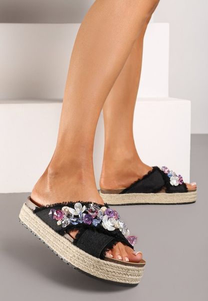 Czarne Klapki na Platformie w Stylu Boho z Aplikacjami i Plecionką Rissona. Czarne klapki damskie Renee, na lato, z aplikacjami, z jeansu, boho, bez obcasa, na platformie, bez zapięcia. Za 89.99 zł.
