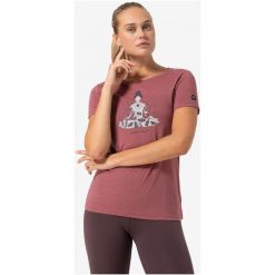 Koszulka z krótkim rękawem damska SUPER.NATURAL W Larissa Tee. Czerwone koszulki sportowe damskie super.natural, l, bez wzorów, bez ramiączek. Za 249.99 zł.