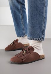 Brązowe Klapki Mule z Imitacji Zamszu Zdobione Koralikami i Frędzlami Elwedena. Brązowe klapki damskie Born2be, z aplikacjami, z jeansu, boho, bez obcasa, na płaskiej podeszwie, bez zapięcia. Za 89.99 zł.
