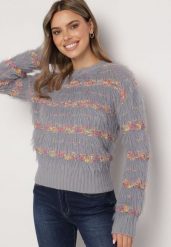 Ciemnoszary Sweter z Wełną w Paski o Fakturze Imitującej Pióra Lazina. Szare swetry nierozpinane damskie Born2be, bez wzorów, z wełny, eleganckie, bez kołnierzyka, bez ramiączek. Za 59.99 zł.