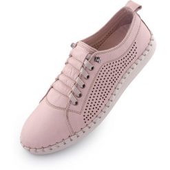 Eleganckie i zrównoważone skórzane buty sportowe dla kobiet - Nell. Czerwone obuwie sportowe damskie ENELL, bez wzorów, bez zapięcia, trekkingowe. Za 359.99 zł.