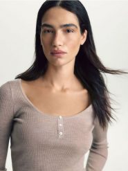 Sweter z wełny merino - beżowy. Brązowe swetry nierozpinane damskie Reserved, l, bez wzorów, z wełny, bez kołnierzyka, bez ramiączek. Za 199.99 zł.