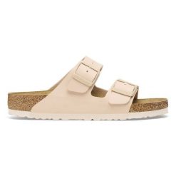 BIRKENSTOCK ARIZONA BF NEW BEIGE Klapki damskie. Brązowe klapki damskie Birkenstock, na lato, bez wzorów, z materiału, eleganckie, bez obcasa, bez zapięcia. Za 259.99 zł.