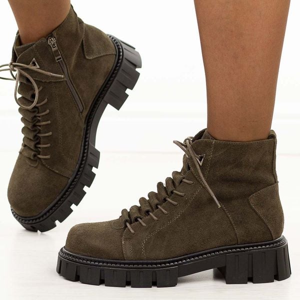 Khaki skórzane botki damskie DiA 52-884. Brązowe botki damskie DiA, na jesień, bez wzorów, z jeansu, eleganckie, z okrągłym noskiem, bez obcasa, bez zapięcia. Za 369.00 zł.