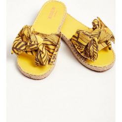 Klapki TWINSET ACTITUDE. Klapki damskie Twinset Milano, bez wzorów, bez obcasa, bez zapięcia. Za 559.00 zł.