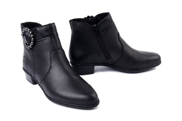 RIEKER Y0797-00 black, botki damskie. Czarne botki damskie Rieker, bez wzorów, bez obcasa, na obcasie, bez zapięcia. Za 379.90 zł.