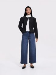 Jeansy wide leg z krótszą nogawką - granatowy. Niebieskie jeansy damskie Reserved, bez wzorów, z bawełny, krótkie. Za 129.99 zł.
