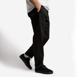 Spodnie chinos na deskorolkę CN500 Heavy czarne. Czarne eleganckie spodnie męskie Decathlon, bez wzorów, z bawełny. Za 139.99 zł.