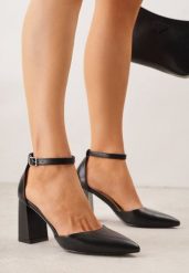 Czarne Czółenka na Słupku w Klasycznym Stylu ze Szpiczastym Noskiem Zelelle. Czarne czółenka damskie Renee, bez wzorów, eleganckie, ze szpiczastym noskiem, bez obcasa, na słupku, bez zapięcia. Za 99.99 zł.