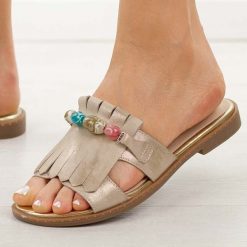 Złote płaskie klapki damskie M.Daszyński 2060-26. Żółte klapki damskie M.Daszyński, na lato, bez wzorów, z jeansu, eleganckie, bez obcasa, na płaskiej podeszwie, bez zapięcia. Za 169.00 zł.