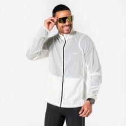 Kurtka do biegania wiatrówka męska Kiprun Run 500. Białe kurtki męskie KIPRUN, na zimę, m, bez wzorów, z materiału, bez kaptura, do biegania. Za 149.99 zł.