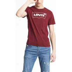 Levi's Housemark Graphic Koszulka Czerwony. Czerwone t-shirty męskie Levi's®, m, bez wzorów, z bawełny, bez kołnierzyka, bez ramiączek. Za 137.95 zł.