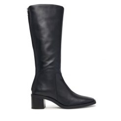 Kozaki Calvin Klein. Czarne kozaki damskie Calvin Klein, bez wzorów, bez obcasa, na słupku, bez zapięcia. Za 949.99 zł.