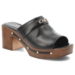 Klapki damskie Karino, skóra naturalna wsuwany fason odkryty nosek szeroki pasek z metalowym logo gruba drewniana platforma, czarne, 6008/076-P. Czarne klapki damskie Karino, na lato, bez wzorów, ze skóry, eleganckie, bez obcasa, na obcasie, bez zapięcia. Za 509.00 zł.