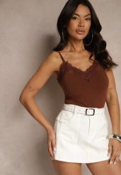 Brązowy Top na Ramiączkach z Bawełny Zdobiony Koronką Saviune. Brązowe topy damskie Renee, xl, z aplikacjami, z bawełny, biznesowe, bez kołnierzyka, bez ramiączek. Za 24.99 zł.