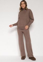 Ciemnobeżowy Klasyczny Dzianinowy Komplet z Wiskozą Szerokie Spodnie i Sweter Półgolf Reillena. Brązowe swetry nierozpinane damskie Born2be, bez wzorów, z dzianiny, klasyczne, bez kołnierzyka, bez ramiączek. Za 129.99 zł.