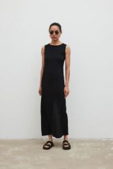 Sukienka maxi z wiskozy w kolorze BLACK - AMBER-M. Czarne sukienki damskie Marsala, na co dzień, na lato, m, bez wzorów, z tkaniny, eleganckie, bez kołnierzyka, bez ramiączek, maxi, proste. Za 299.90 zł.