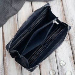 Paolo Peruzzi Poziomy portfel damski skórzany granatowy w kwiaty z metalowym logo AL-13-NV. Niebieskie portfele damskie Paolo Peruzzi. Za 135.96 zł.