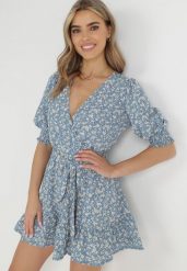 Niebieska Sukienka Salesi. Niebieskie sukienki damskie Born2be, l, z aplikacjami, z materiału, bez kołnierzyka, bez ramiączek, mini, kopertowe. Za 29.99 zł.