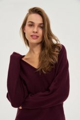 Sweter z dekoltem w serek burgundowy. Czerwone swetry nierozpinane damskie MOODO, l, bez wzorów, z poliamidu, bez kołnierzyka, bez ramiączek. Za 119.99 zł.