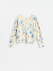 Wzorzysty sweter - jasnoniebieski. Niebieskie swetry nierozpinane damskie Reserved, l, bez wzorów, z dzianiny, bez kołnierzyka, bez ramiączek. Za 139.99 zł.