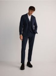 Marynarka slim fit z wiskozą - granatowy. Niebieskie garnitury męskie Reserved, bez wzorów, z tkaniny. W wyprzedaży za 279.99 zł.
