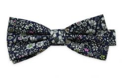 Granatowa Mucha bez Poszetki -CHATTIER- Męska, w Drobne Białe Kwiatki. Niebieskie krawaty i muchy Chattier, bez wzorów, eleganckie. Za 59.00 zł.