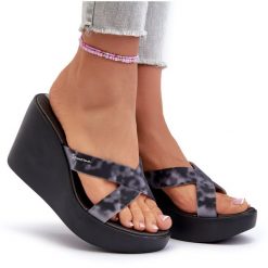 Klapki Damskie Na Koturnie 83520 Ipanema High Fashion Slide Fem Czarne. Czarne klapki damskie bez wzorów, casualowe, bez obcasa, na koturnie, bez zapięcia. Za 308.70 zł.