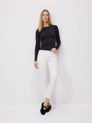 Jeansy slim fit ze średnim stanem - złamana biel. Jeansy damskie Reserved, bez wzorów, z bawełny. Za 99.99 zł.