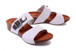 DR. BRINKMANN 700959-3 weiss, klapki damskie. Białe klapki damskie Dr. Brinkmann, na lato, bez wzorów, ze skóry, bez obcasa, bez zapięcia. Za 274.90 zł.