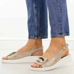 Złote sandały damskie na platformie Potocki 43368. Żółte sandały damskie POTOCKI, z aplikacjami, ze skóry, z okrągłym noskiem, bez obcasa, na platformie, bez zapięcia. Za 169.00 zł.