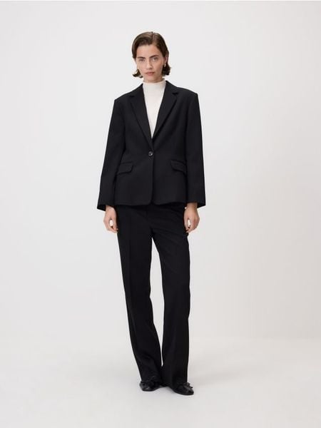 Jednorzędowa marynarka - czarny. Czarne marynarki i żakiety damskie Reserved, bez wzorów, z tkaniny, bez kołnierzyka, bez ramiączek. Za 199.99 zł.