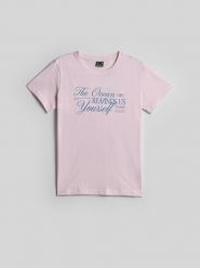 4F T-shirt regular z nadrukiem damski - różowy M. Czerwone t-shirty damskie 4F, m, bez wzorów, z bawełny, biznesowe, bez kołnierzyka, bez ramiączek. Za 59.99 zł.