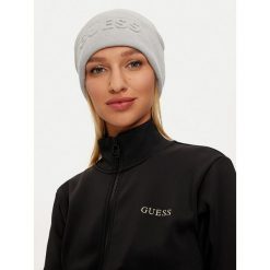 Czapka Guess. Szare czapki damskie Guess, na zimę, z aplikacjami. Za 149.99 zł.