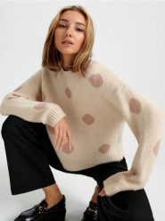 Sweter ze wzorem - beżowy. Brązowe swetry nierozpinane damskie Sinsay, l, bez wzorów, z dzianiny, bez kołnierzyka, bez ramiączek. Za 69.99 zł.