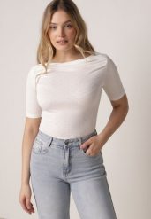 Biała Bluzka z Cyrkoniami i Dekoltem w Łódkę Saloriel. Białe bluzki damskie Born2be, m, z aplikacjami, z jeansu, wizytowe, bez kołnierzyka, bez ramiączek. Za 59.99 zł.