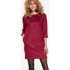 SUKIENKA ZE SZTUCZNEGO ZAMSZU. Czerwone sukienki damskie TOP SECRET, na co dzień, na jesień, bez wzorów, z zamszu, eleganckie, bez kołnierzyka, bez ramiączek, proste. W wyprzedaży za 59.99 zł.
