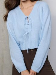 Sweter z kokardami - błękitny. Niebieskie swetry nierozpinane damskie Sinsay, l, bez wzorów, bez kołnierzyka, bez ramiączek. Za 49.99 zł.