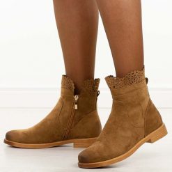 Brązowe zamszowe botki damskie Potocki 12750. Brązowe botki damskie POTOCKI, na jesień, w ażurowe wzory, z dzianiny, eleganckie, z okrągłym noskiem, bez obcasa, na płaskiej podeszwie, bez zapięcia. W wyprzedaży za 175.20 zł.