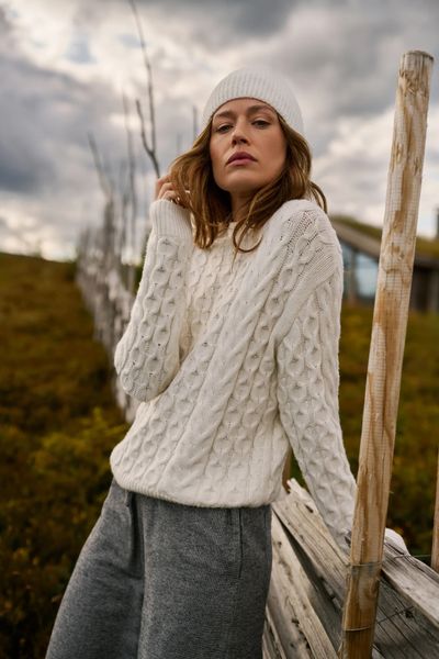 Sweter z ozdobnym splotem beżowy. Brązowe swetry nierozpinane damskie MOODO, l, bez wzorów, z poliamidu, bez kołnierzyka, bez ramiączek. Za 149.99 zł.