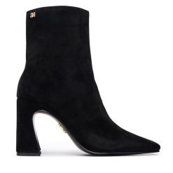 Botki Steve Madden. Czarne botki damskie Steve Madden, bez wzorów, bez obcasa, na słupku, bez zapięcia. Za 769.99 zł.