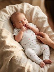 Komplet: body i legginsy - kremowy. Białe legginsy damskie Sinsay, bez wzorów. W wyprzedaży za 17.99 zł.