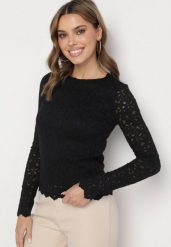 Czarna Bluzka z Koronki o Dopasowanym Kroju Ravianis. Czarne bluzki damskie Born2be, m, z aplikacjami, z jeansu, eleganckie, bez kołnierzyka, bez ramiączek. Za 84.99 zł.