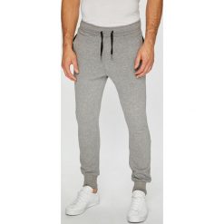 Brave Soul - Spodnie. Szare spodnie materiałowe męskie Brave Soul, bez wzorów, z bawełny. W wyprzedaży za 59.90 zł.