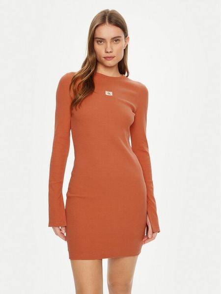 Calvin Klein Jeans Sukienka codzienna J20J225112 Pomarańczowy Slim Fit. Brązowe sukienki damskie Calvin Klein Jeans, na co dzień, xs, bez wzorów, z bawełny, bez kołnierzyka, bez ramiączek, proste. Za 219.99 zł.