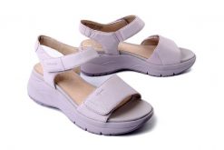 TAMARIS COMFORT 8-88730-44 550 lilac, sandały damskie. Fioletowe sandały damskie Tamaris, bez wzorów, bez obcasa, na koturnie, bez zapięcia. Za 359.90 zł.
