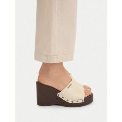 Klapki G-Star. Brązowe klapki damskie G-Star, bez wzorów, retro, bez obcasa, bez zapięcia. Za 259.99 zł.