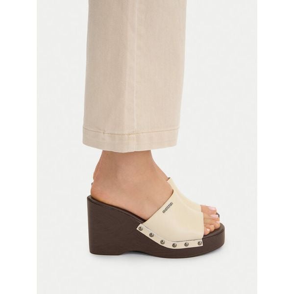 Klapki G-Star. Brązowe klapki damskie G-Star, bez wzorów, retro, bez obcasa, bez zapięcia. Za 259.99 zł.